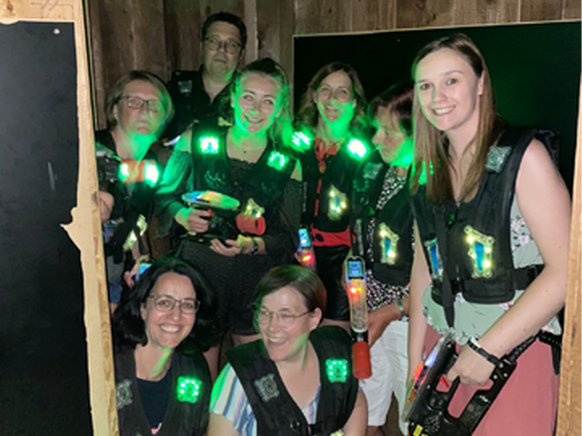 Gemeinsam stark: Das Team von Fischer und Kollegen erlebt beim Lasertag spannende Action und stärkt spielerisch den Zusammenhalt. Ein Event voller Energie und Teamgeist.