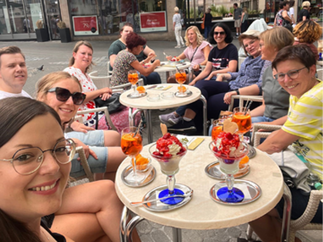Sommer, Sonne, Teamgeist: Das Team von Fischer und Kollegen genießt gemeinsam leckeres Eis und Aperol. Ein Ausflug voller Genuss, Austausch und guter Laune.