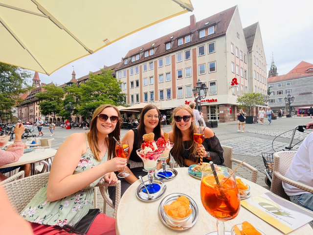 Sommerliche Stimmung in Nürnberg: Mitarbeiterinnen von Fischer und Kollegen genießen Eisbecher und Aperol. Ein perfekter Team-Moment mit Genuss und guter Laune.