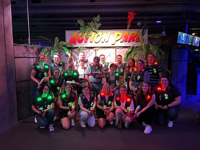 Beim Team-Event im Action Park zeigt das Team von Fischer und Kollegen vollen Einsatz: Spaß, Strategie und Zusammenhalt stehen beim Lasertag-Abenteuer im Vordergrund.