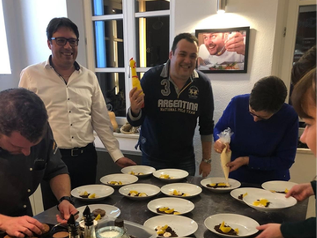 Das Team von Fischer und Kollegen beim Koch-Event: Gemeinsam kochen, lachen und genießen – ein starkes Wir-Gefühl, das über den Kanzleialltag hinausgeht.