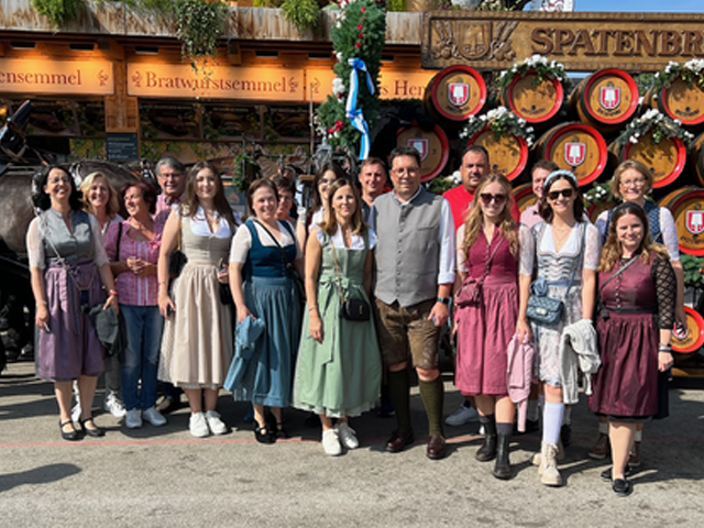 Das Team von Fischer und Kollegen feiert im traditionellen Outfit: Gemeinschaft, Kultur und Lebensfreude gehören für uns genauso dazu wie die Arbeit in der Kanzlei.