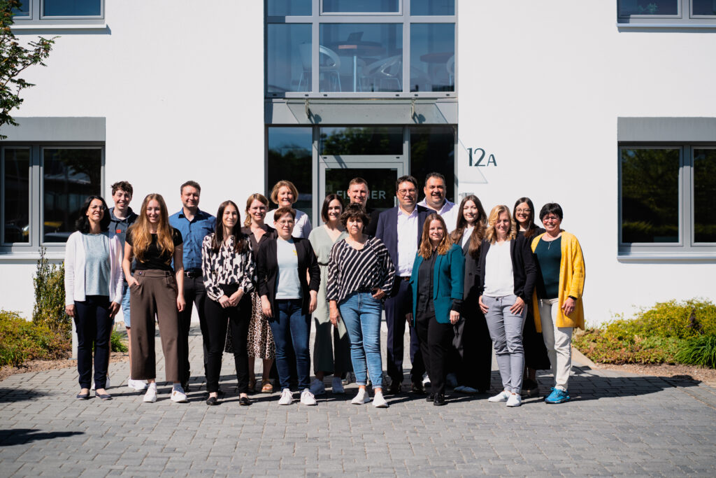 Das Team von Fischer & Kollegen vor der Kanzlei: Persönlich, kompetent und digital – Ihre Steuerberater in Hilpoltstein.