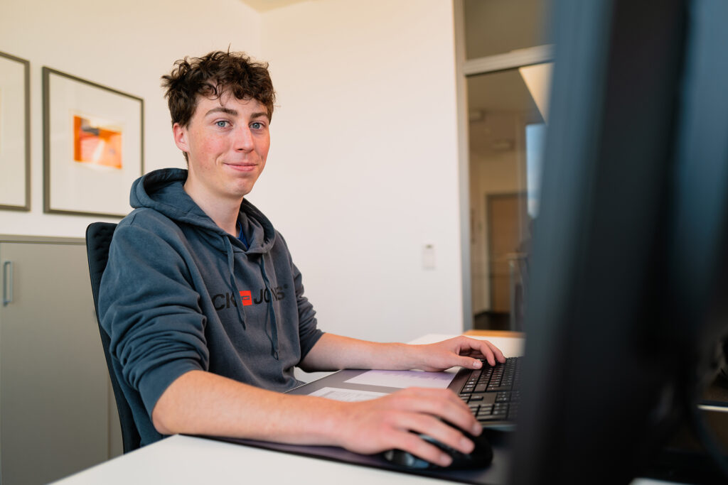 Starte deine Ausbildung bei Fischer und Kollegen: Moderne Arbeitsplätze, spannende Einblicke und ein starkes Team erwarten dich in unserer Steuerkanzlei.