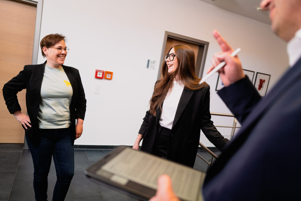 Bei Fischer und Kollegen erwartet dich ein motiviertes Team, offene Kommunikation und ein Arbeitsumfeld, das Freude und Professionalität vereint. Jetzt Karriere starten!