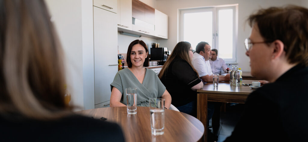 Gemeinsam stark: Bei Fischer und Kollegen pflegen wir eine offene Teamkultur. Im Pausenraum entsteht Raum für Austausch, Zusammenarbeit und ein angenehmes Miteinander.