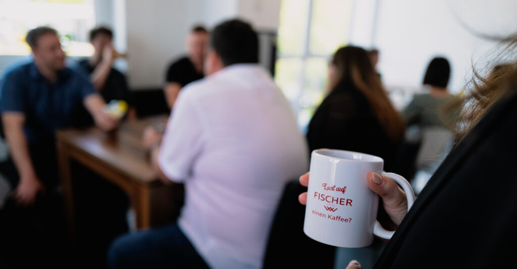 Bei Fischer und Kollegen verbinden wir Professionalität mit Menschlichkeit. In unserer Kanzlei legen wir Wert auf persönlichen Austausch – gerne auch bei einer Tasse Kaffee.