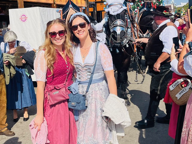 Unsere Mitarbeiterinnen von Fischer und Kollegen genießen das Volksfest in traditioneller Tracht. Teamgeist, Kultur und Freude verbinden sich auch außerhalb der Kanzlei.