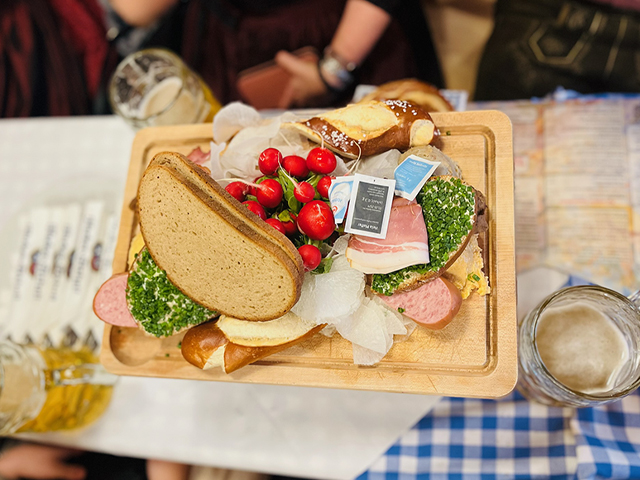 Genuss und Geselligkeit gehören dazu: Im Festzelt teilen wir bei Brotzeit, Brezn und Bier besondere Momente. Fischer und Kollegen – Steuerberatung mit Herz und Tradition.