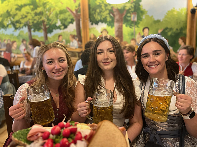 Unsere Mitarbeiterinnen genießen das Volksfest in Dirndl mit Maß Bier und Brotzeit. Fischer und Kollegen verbindet Steuerkompetenz mit gelebter Tradition und Teamgeist.