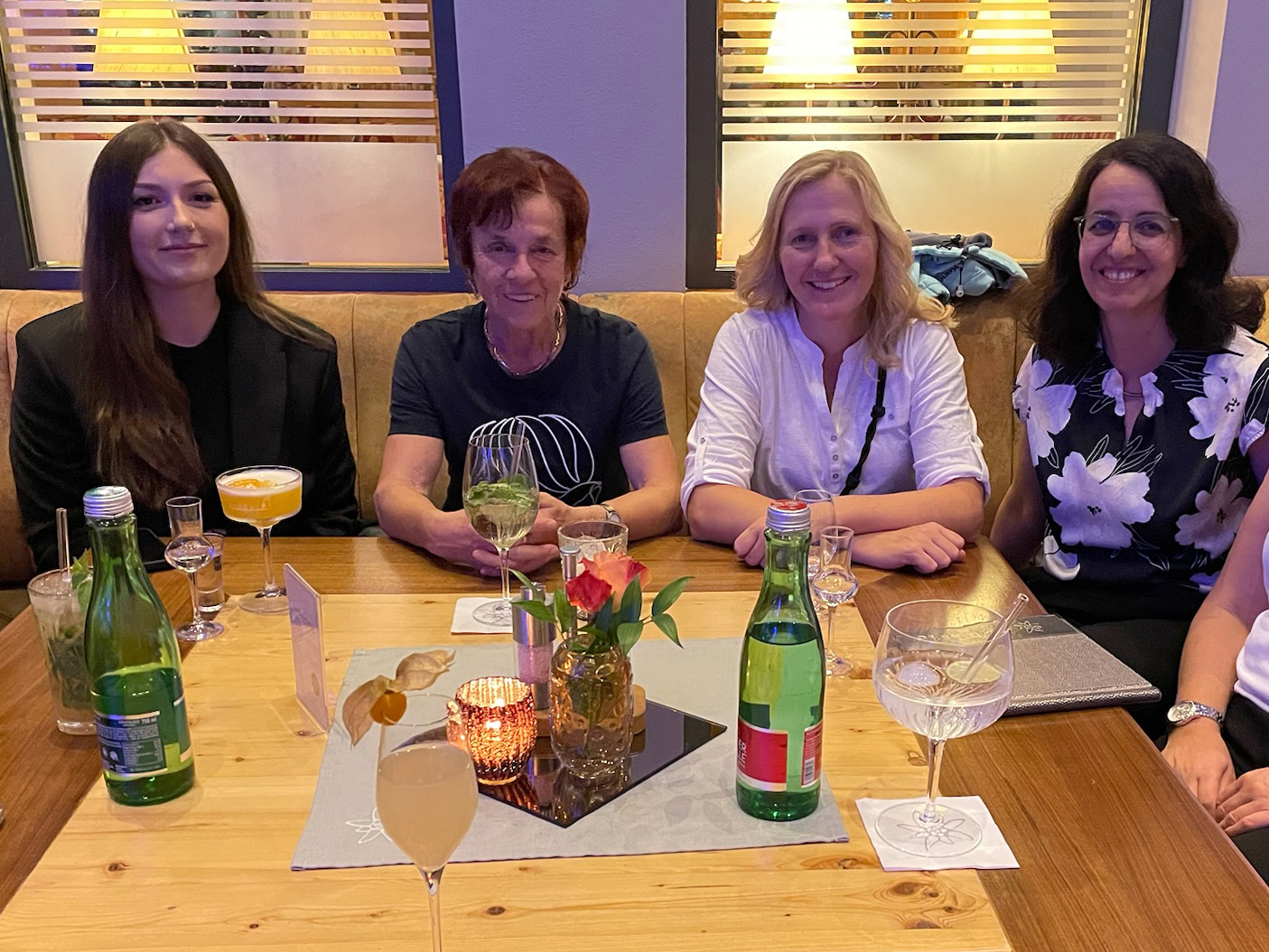 Gemeinsam den Tag ausklingen lassen: Bei Drinks und Gesprächen verbringen wir wertvolle Teamzeit. Fischer und Kollegen – Steuerberatung mit persönlicher Note.