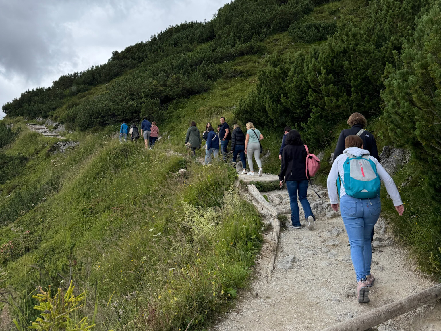 Gemeinsam die Natur erleben: Das Team der Steuerkanzlei Fischer und Kollegen stärkt den Zusammenhalt bei einem Wanderausflug in den Bergen.