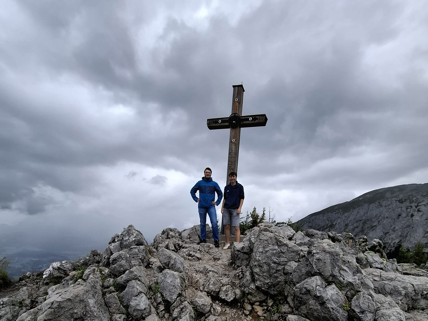Am Gipfel angekommen: Mitarbeiter der Steuerkanzlei Fischer und Kollegen genießen den Ausblick nach einer erfolgreichen Wanderung in den Bergen.